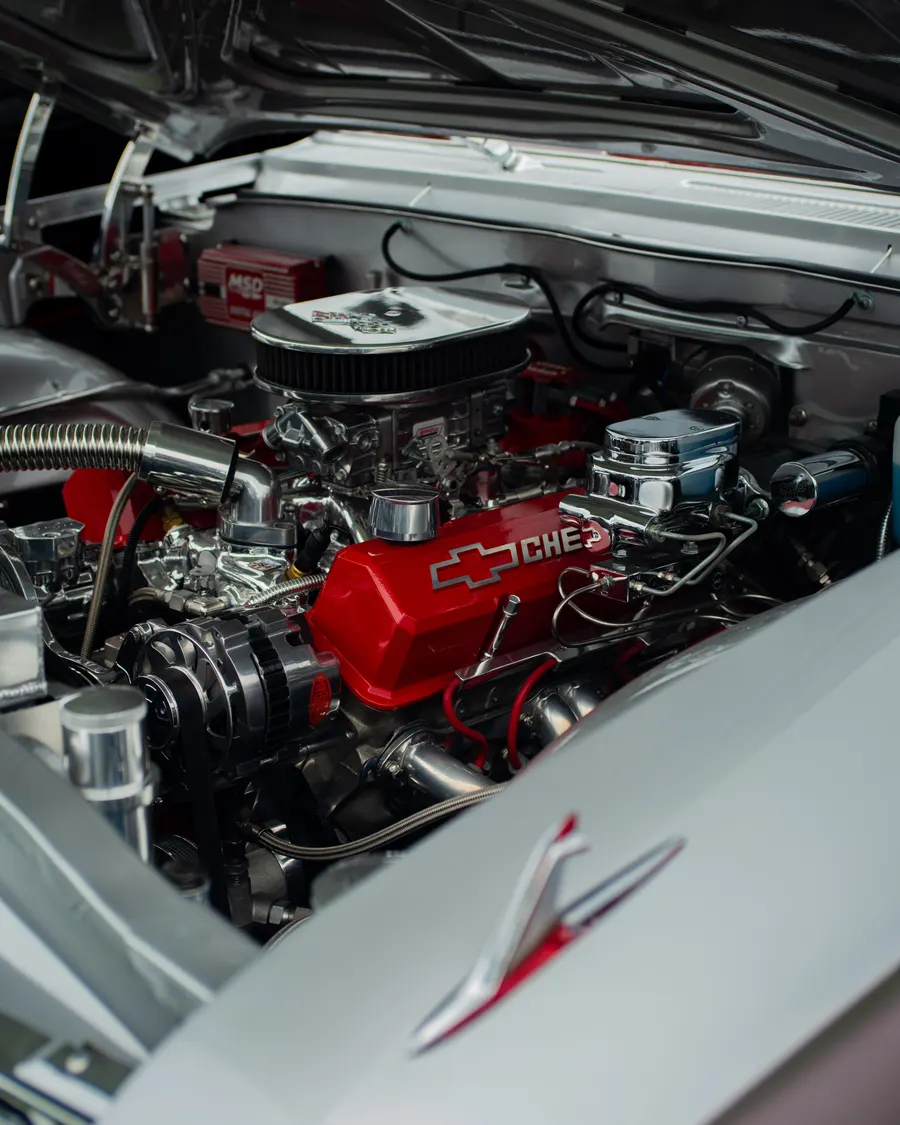 Compartiment moteur ouvert, vu de près